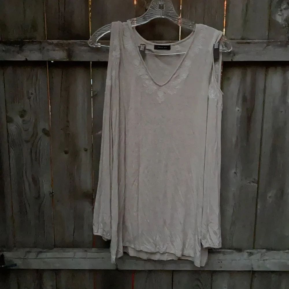 Verve Ami Cold shoulder top sz. M
